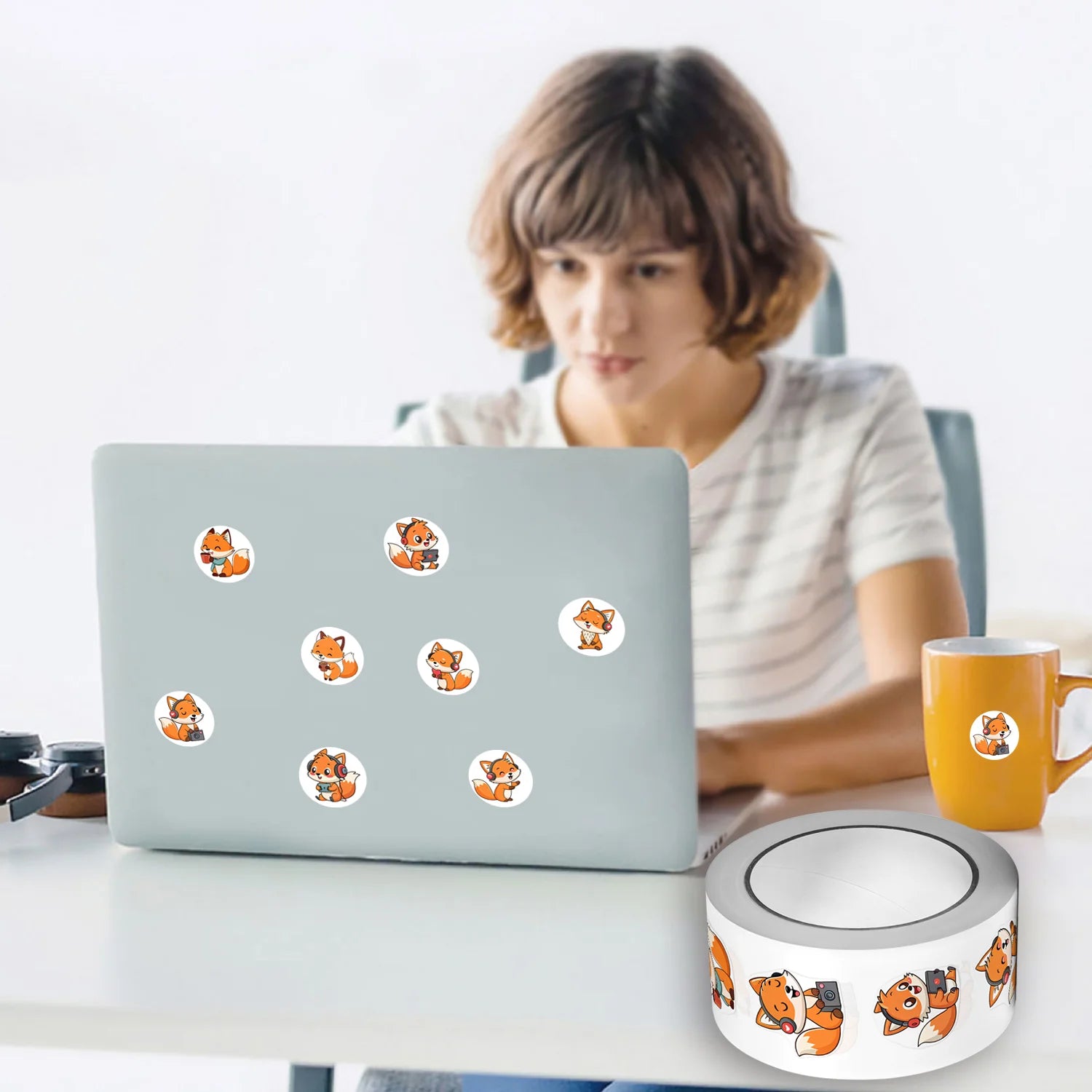 1Roll(500Pcs) Cute Listening Music Playing Game Cool Foxes Stickers 2.5cm/1.0'' 8 Designs Decals Diy Adorn Gifts Packing Labels