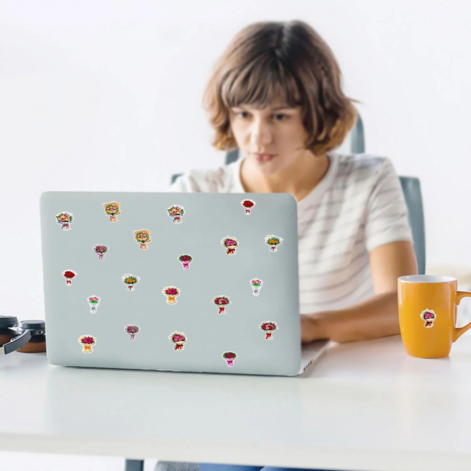 1Roll(500Pcs) Pretty Flowers Gifts Stickers 2.5cm/1.0'' 10 Designs Decals Diy Adorn Gifts Suitable for Various Gifts Home Decor